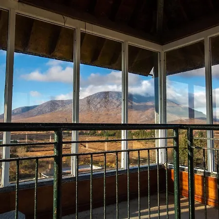 Peacockes 3* Maam Cross